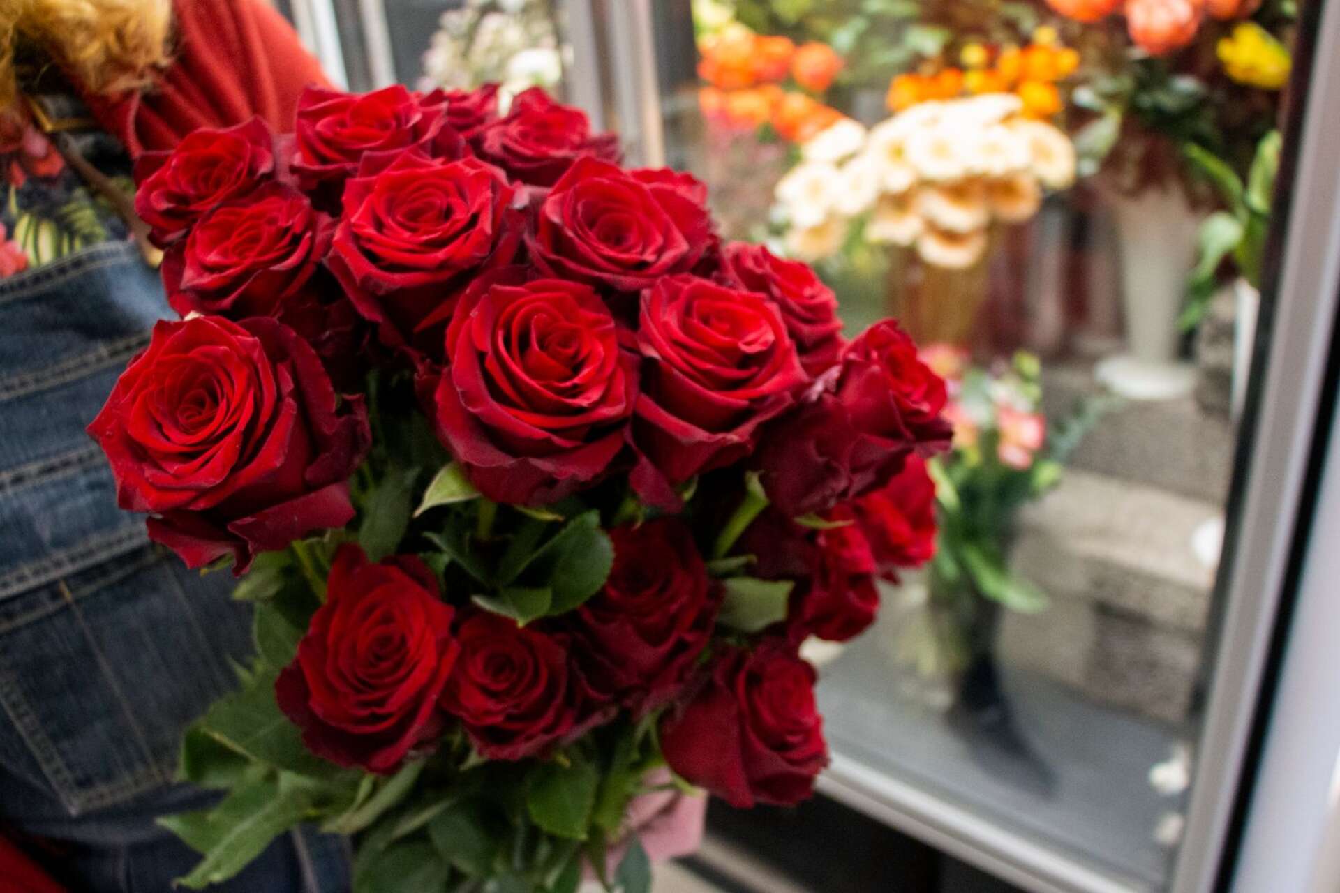 En bukett röda rosor är en klassiker att ge bort.