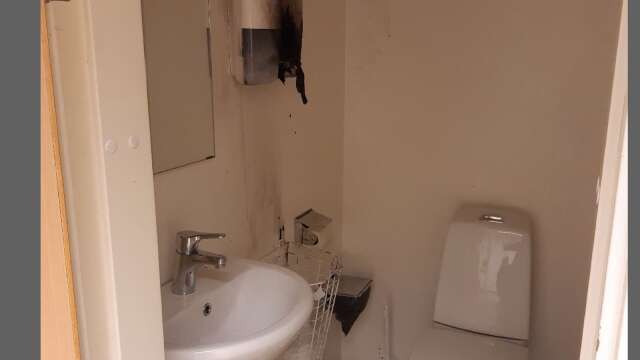 Det brann inne på en toalett på Kristinebergskolan i Åmål vid lunchtid på fredagen. Branden var släckt när räddningstjänsten kom fram.