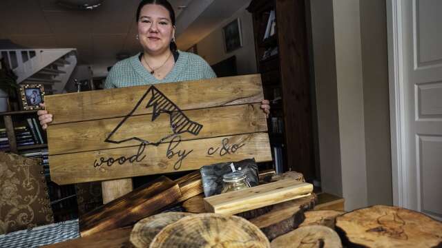 Alicia Clarenbach gör skärbrädor och brickor av återvunnet trä.