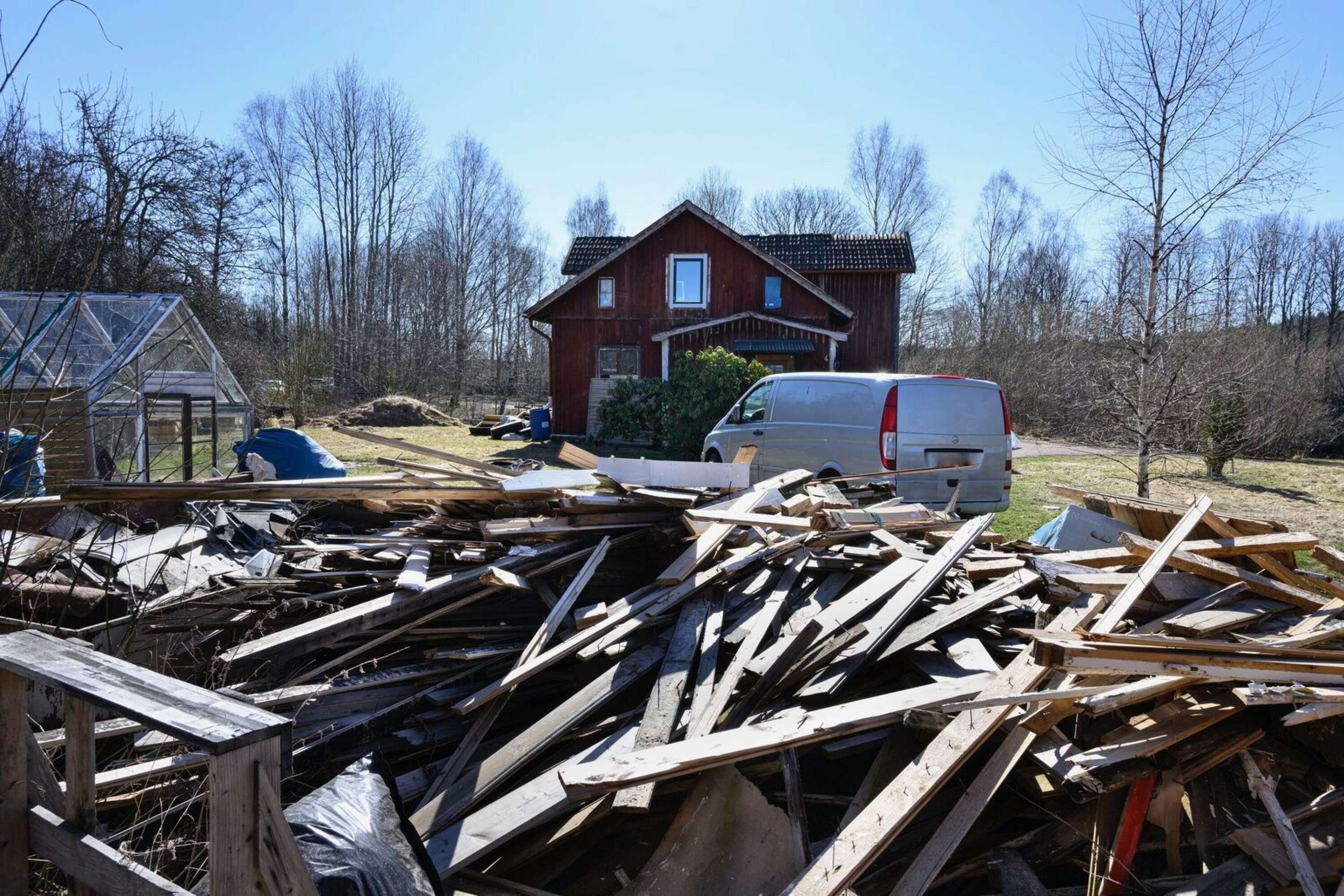 Stora mängder plankor och annan bråte ligger runt den här villan i östra Vålberg. ”Det ser bedrövligt ut och är en skamfläck för hela området”, säger en granne.