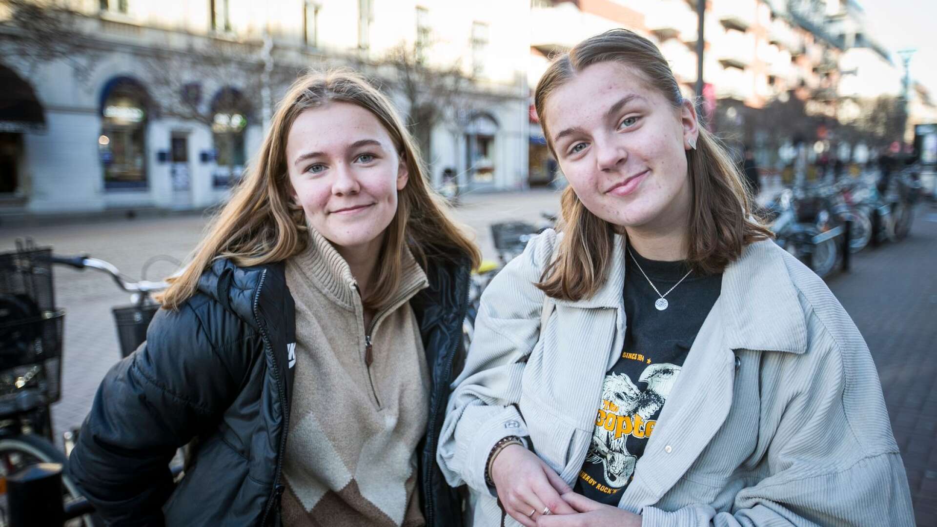 Emelie Säfströmer, 15, och Rebecka Kvarnström, 15, studerande