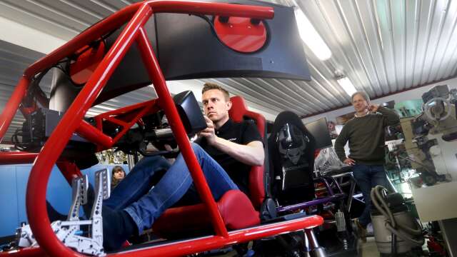 Gustav Johansson har fullt fokus på körningen när han sitter i racingsimulatorn som han själv utvecklad. Han kör en rallycrossbana i Höljes och simulatorn rör sig som fordonet skulle ha gjort.