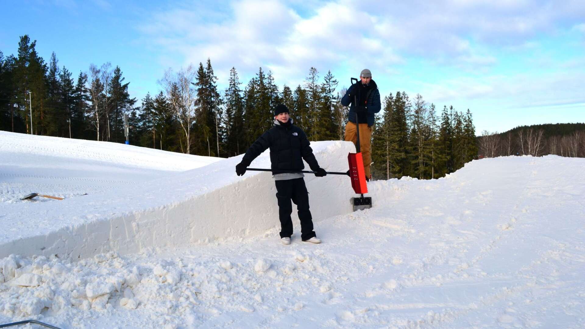 Pelle Hallén och Ludwig Reinholdt från föreningen Karlstad Freeskiing har byggt en snöpark i Byngfjordsbacken.