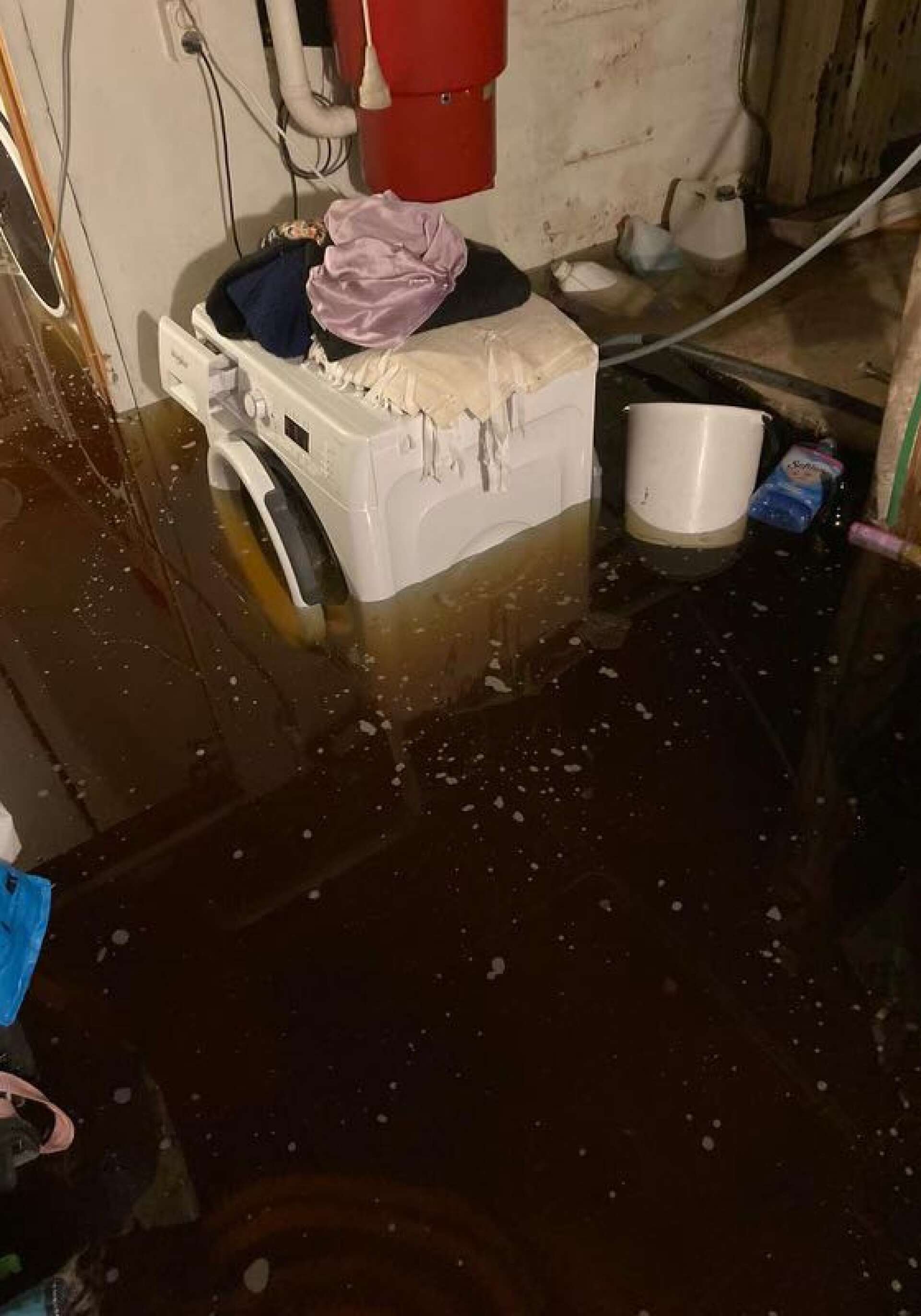 Bild från en översvämmad källare i Bengtsfors under den gångna helgen. Här är det en tvättmaskin som har förstörts.