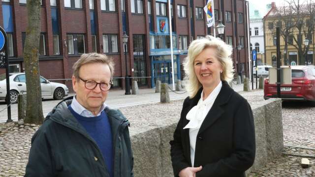 Ekonomichef Christina Olsson, här med Thomas Johansson, har utsetts till vice kommundirektör i Mariestad. Uppdraget innebär att hon ersätter Susanne Wirdemo när hon är sjuk eller ledig. 