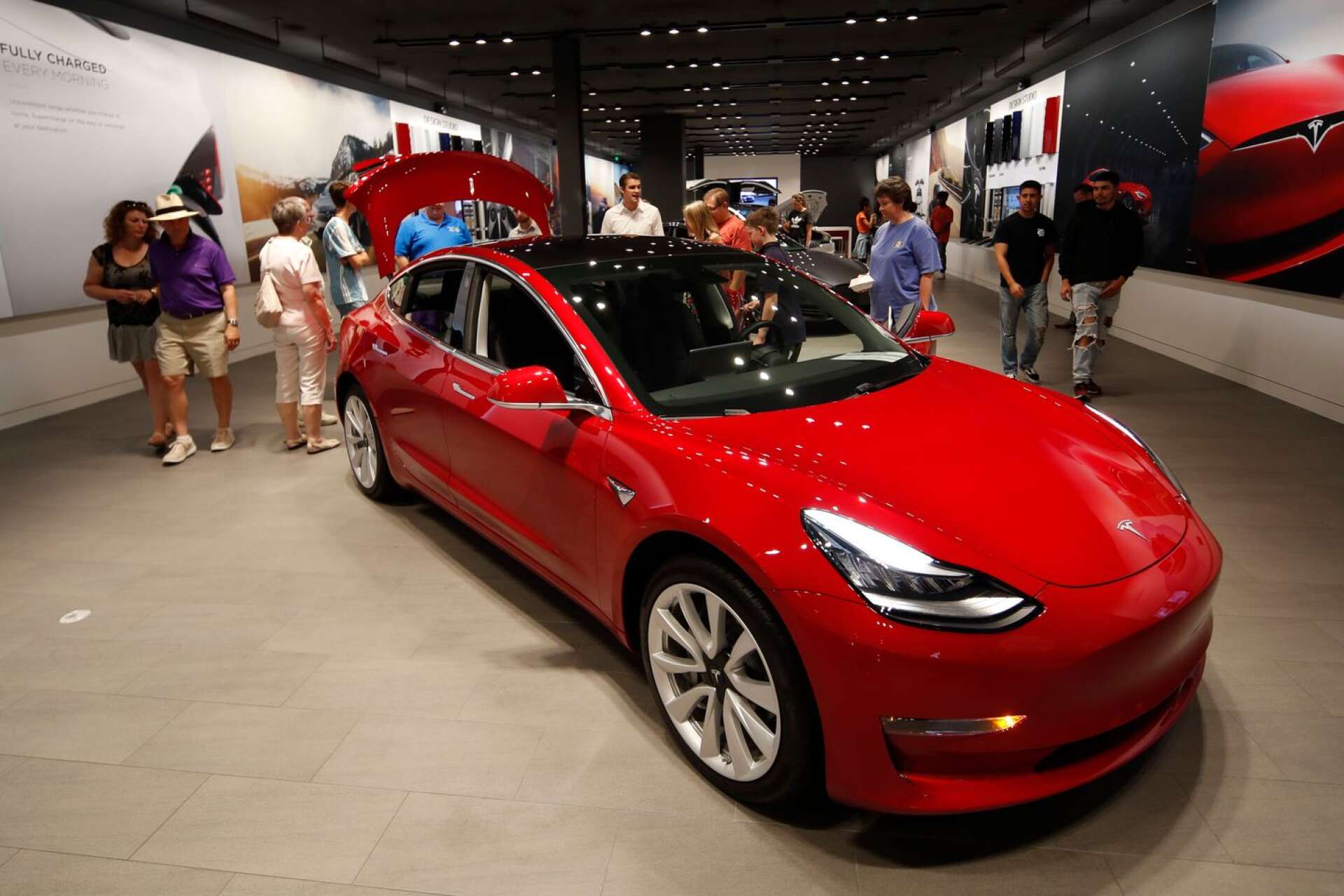 Den mest prestigefyllda bil du kan äga i Sverige enligt en undersökning - en Tesla. 