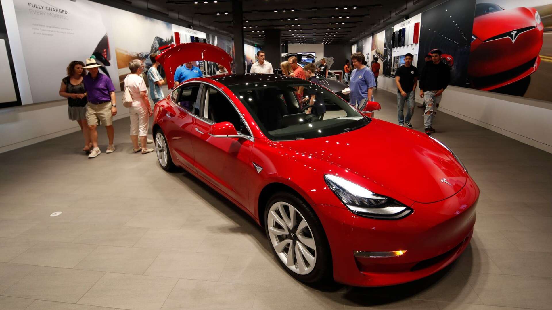 Den mest prestigefyllda bil du kan äga i Sverige enligt en undersökning - en Tesla. 