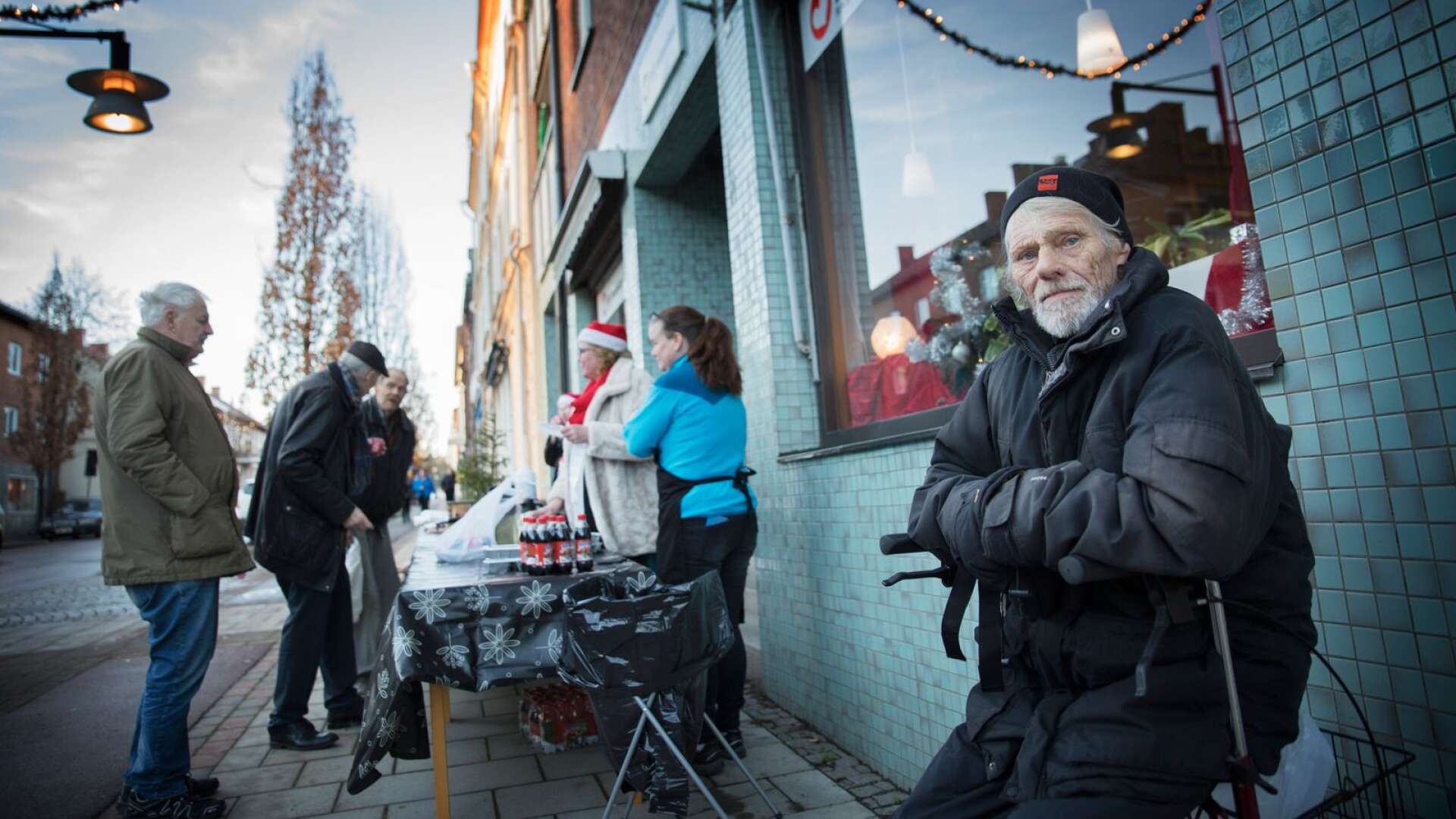 Bengt Wandestam var en av många som besökte Hela människans julfirande dagen före dopparedagen. I bakgrunden syns Hela människans Helena Svensson, Katarina Blidstam samt Ragnar Andersson och Richard Svensson.