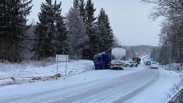 En lastbil körde av vägen i den olycksdrabbade kurvan på E45 mellan norra infarten till Åmål och Kasenberg.