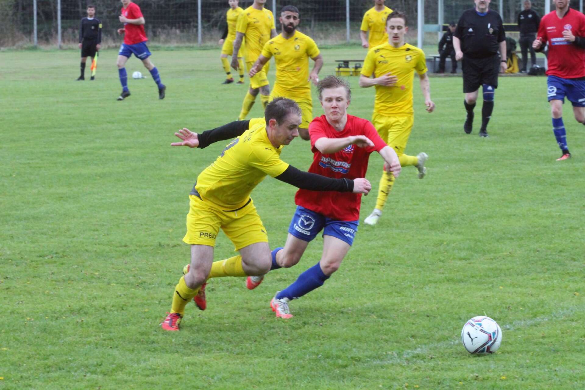 Emil Nilsson gjorde två mål för Tösse IF mot Melleruds IF U-lag. Här i kamp med Ellenös Pontus Larsson. 