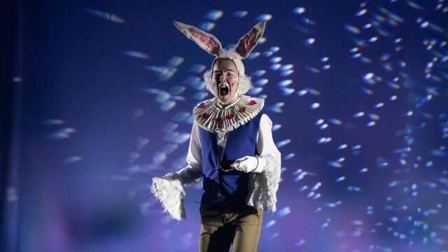 Simon Tarakkamäki som Kaninen från Alice i Underlandet.