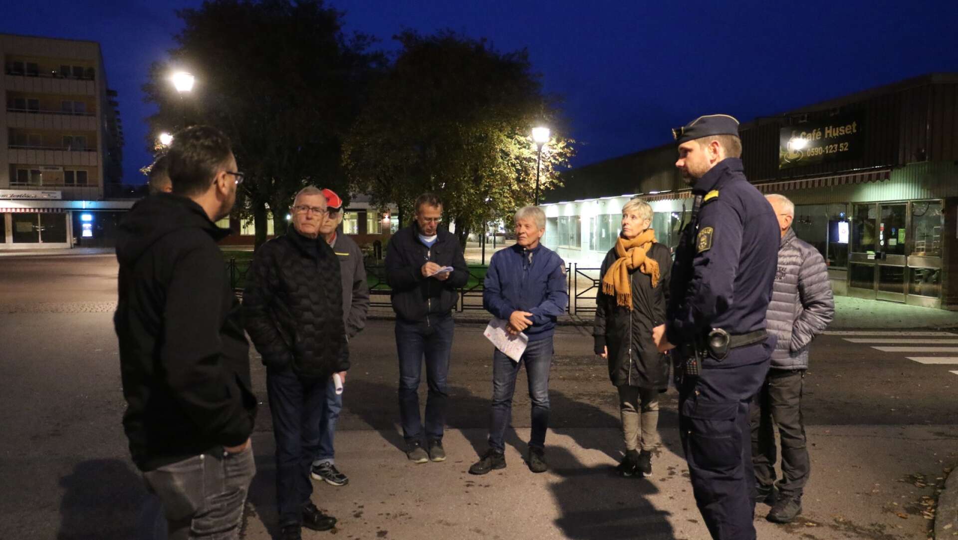 Gustav Persson, gruppchef för polisen i Filipstad, diskuterar med deltagarna i trygghetsvandringen. 