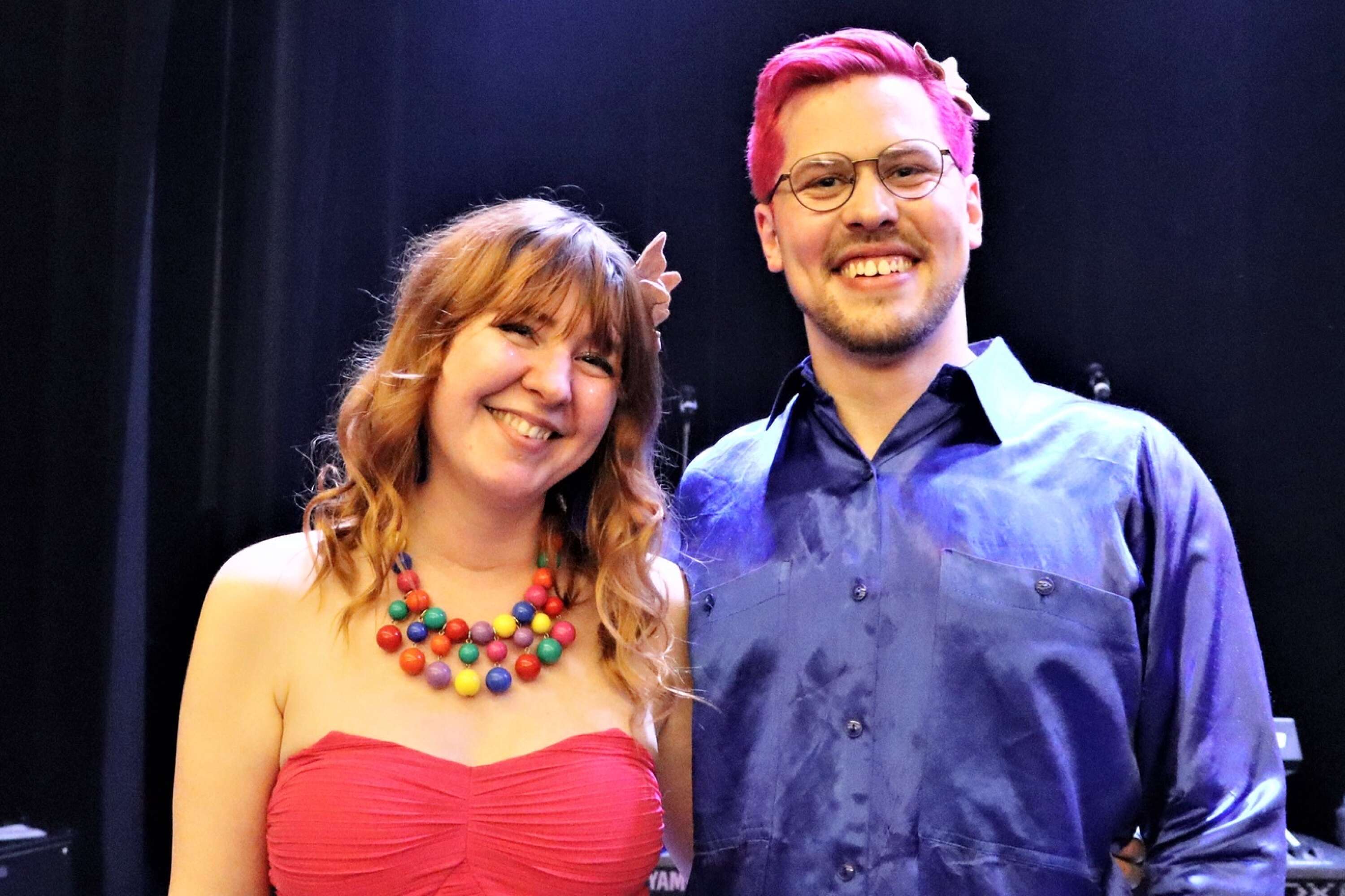 Konferenciererna Aemilia Alvestorm och Erik Svedberg Pettersson lotsade publiken genom den färgsprakande showen.