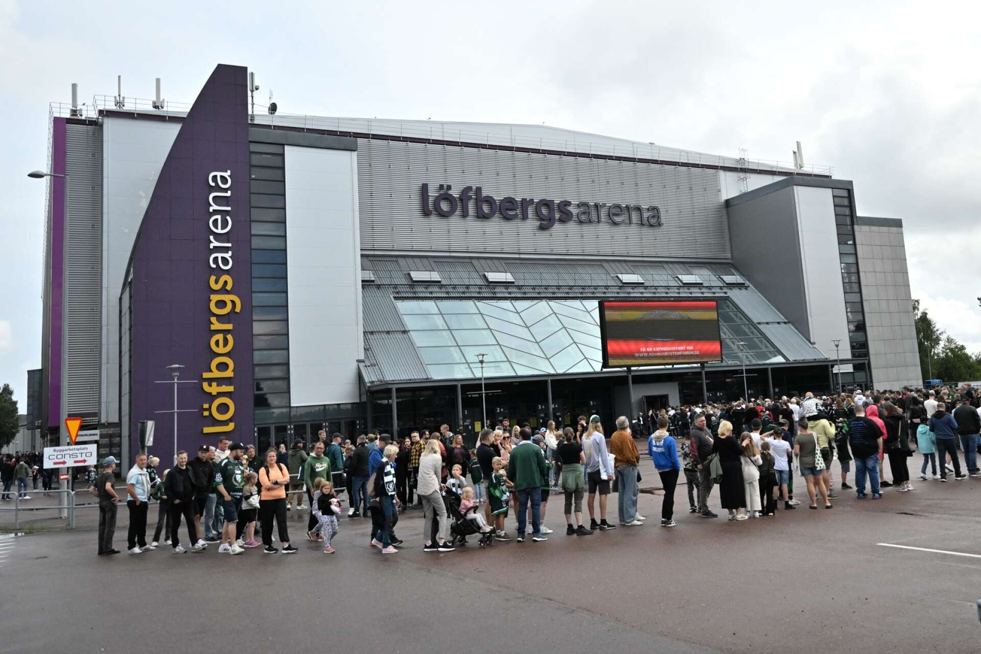 Kön ringlade sig lång utanför Löfbergs Arena.