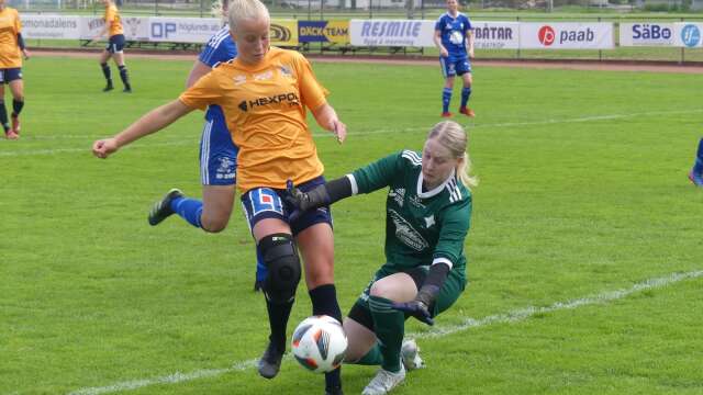 Säffle SK slog Hallsberg med 1-0. Ida Kjellman är nära att göra mål men Hallsbergs målvakt Moa Zakrisson räddar.