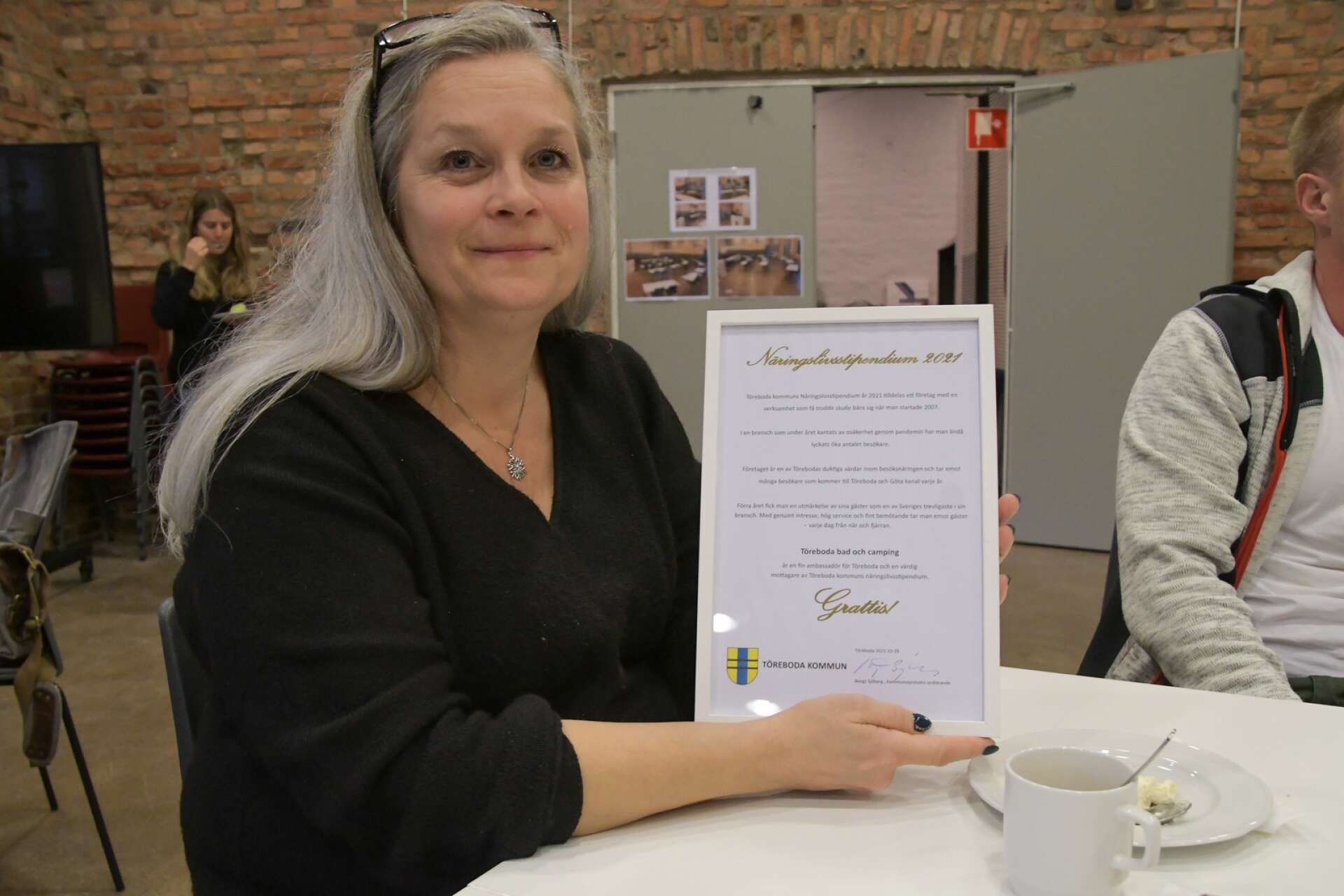 En tavla med kommunens hela motivation för valet av pristagare ingick i näringslivsstipendiet. Ulrika Larsson från Töreboda Camping visar stolt upp den. 