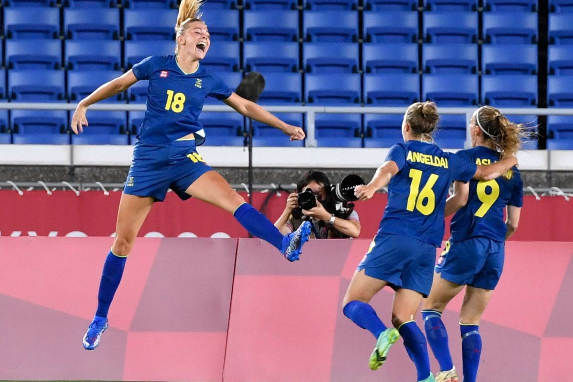 Fridolina Rolfö jublar efter att ha gjort 1-0 måndagens semifinal i damernas fotboll mellan Australien och Sverige under under sommar-OS i Tokyo.