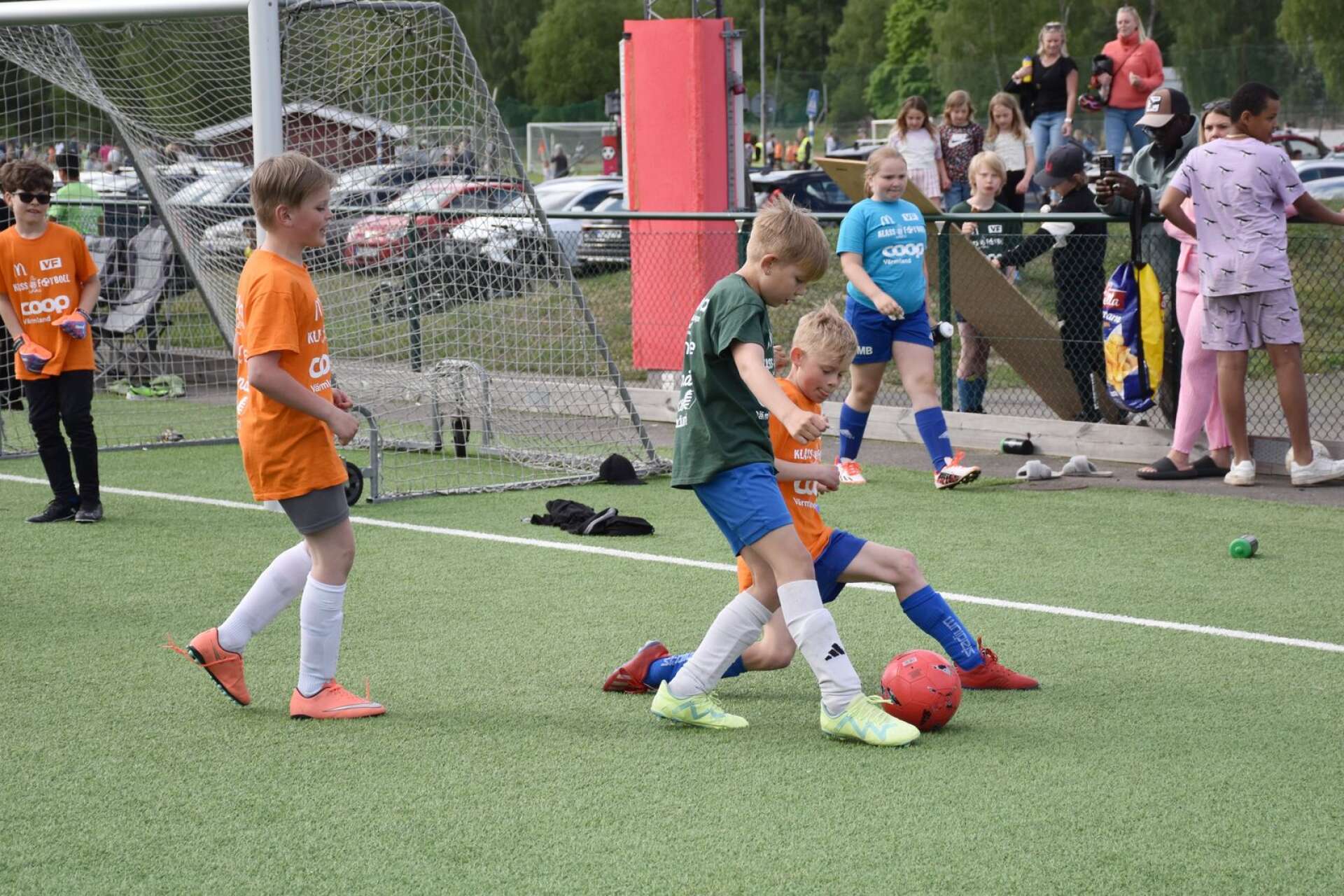 Årskurs 3: Skattkärr 3C (grön) mot Västerstrand 3A (orange).