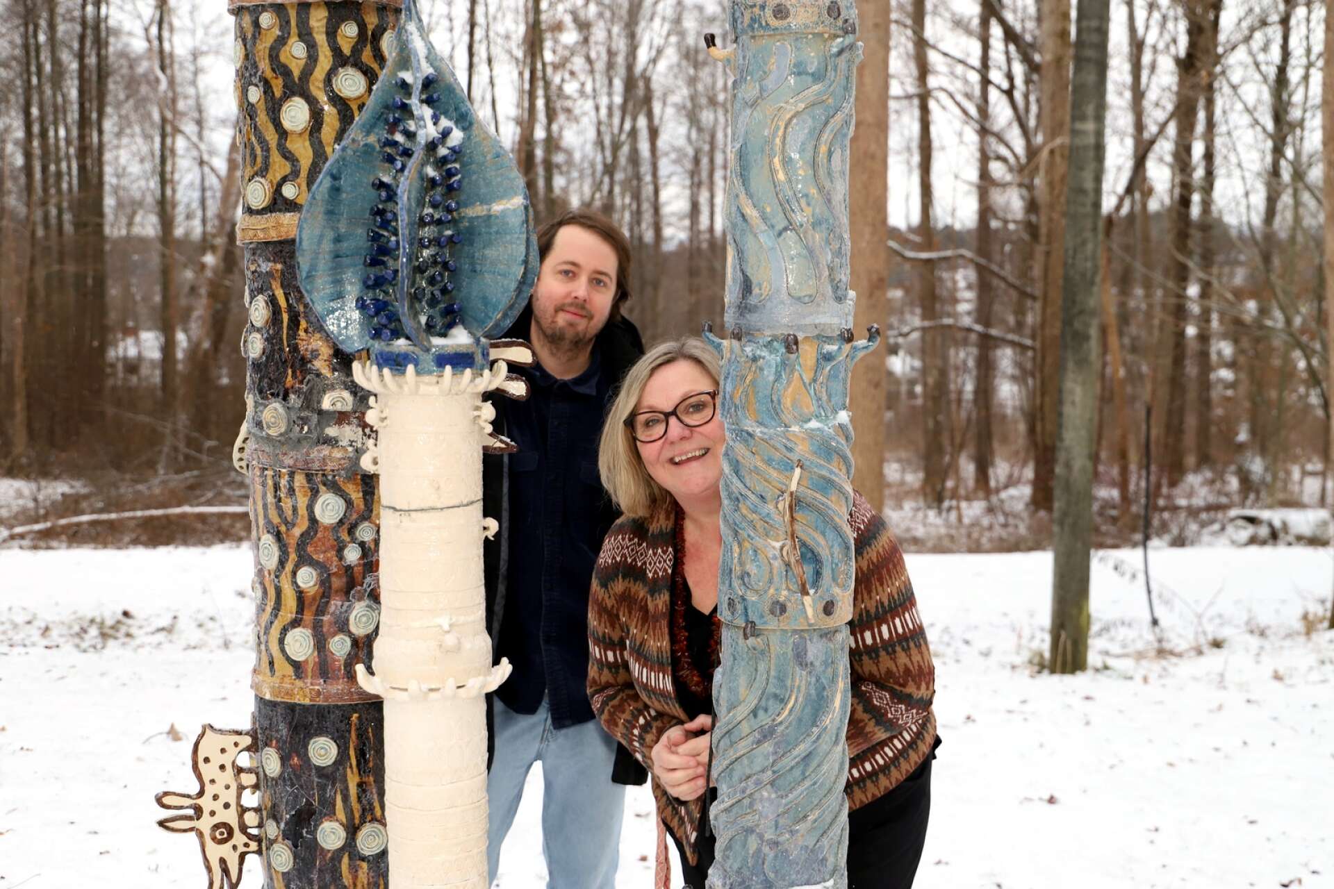 Hannes Trygg, konstintendent, och Anneli Strömberg museichef, är glada över att Rex Stuart-Becks skulptur landat i Arvika. ”Det finns en längtan efter att få vara 24-7 som museum. Nu har vi en skulptur till i trädgården”, säger Anneli.