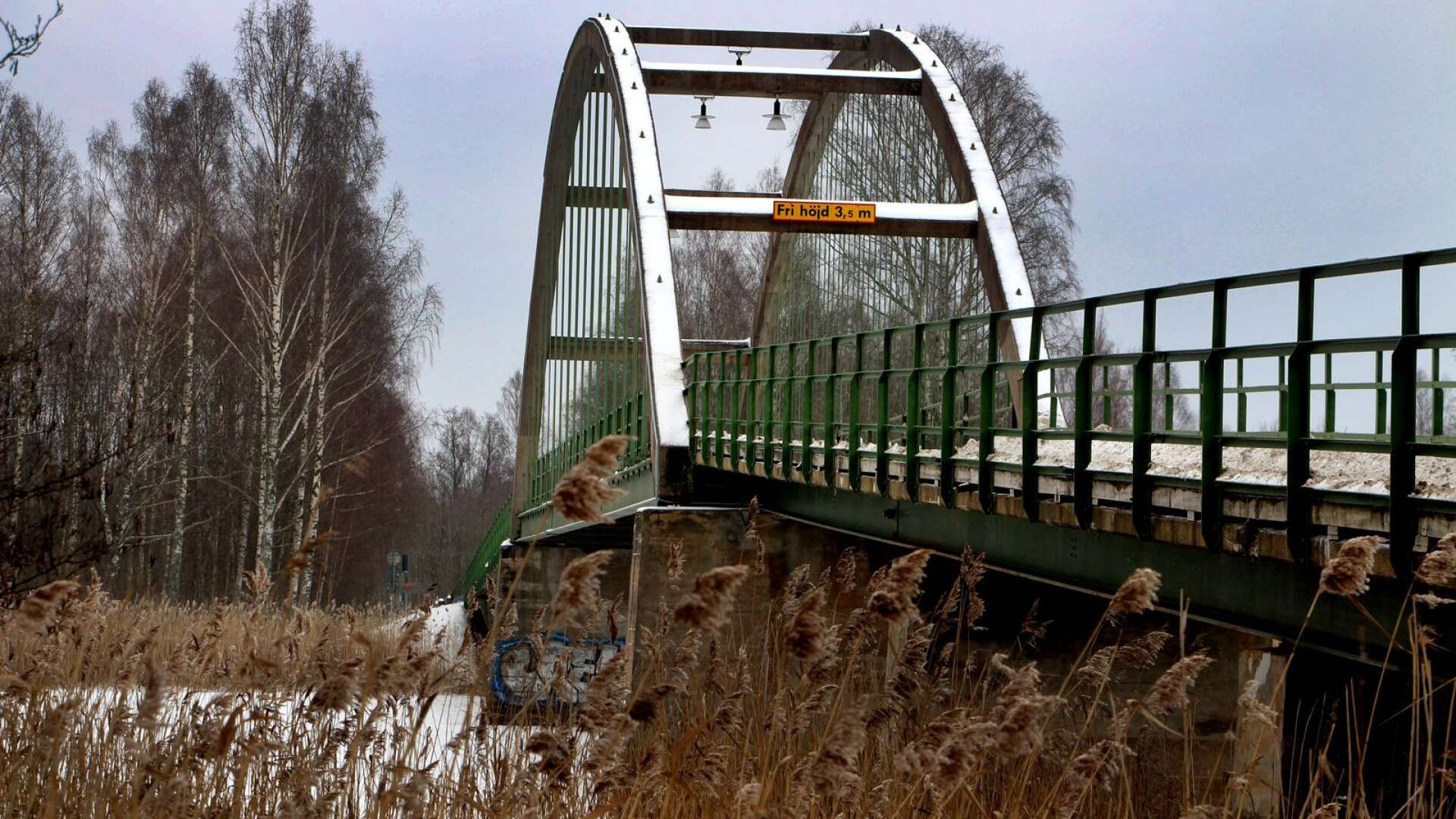 Karlstads kommun och Hammarö kommun ska vardera lägga 2 miljoner kronor i ett medfinansieringsavtal med Trafikverket för att ta fram en vägplan för en ny bro som ska ersätta Jakobsbergsbron. Men fördelningen av kostnaderna för brobygget är man inte överens om.