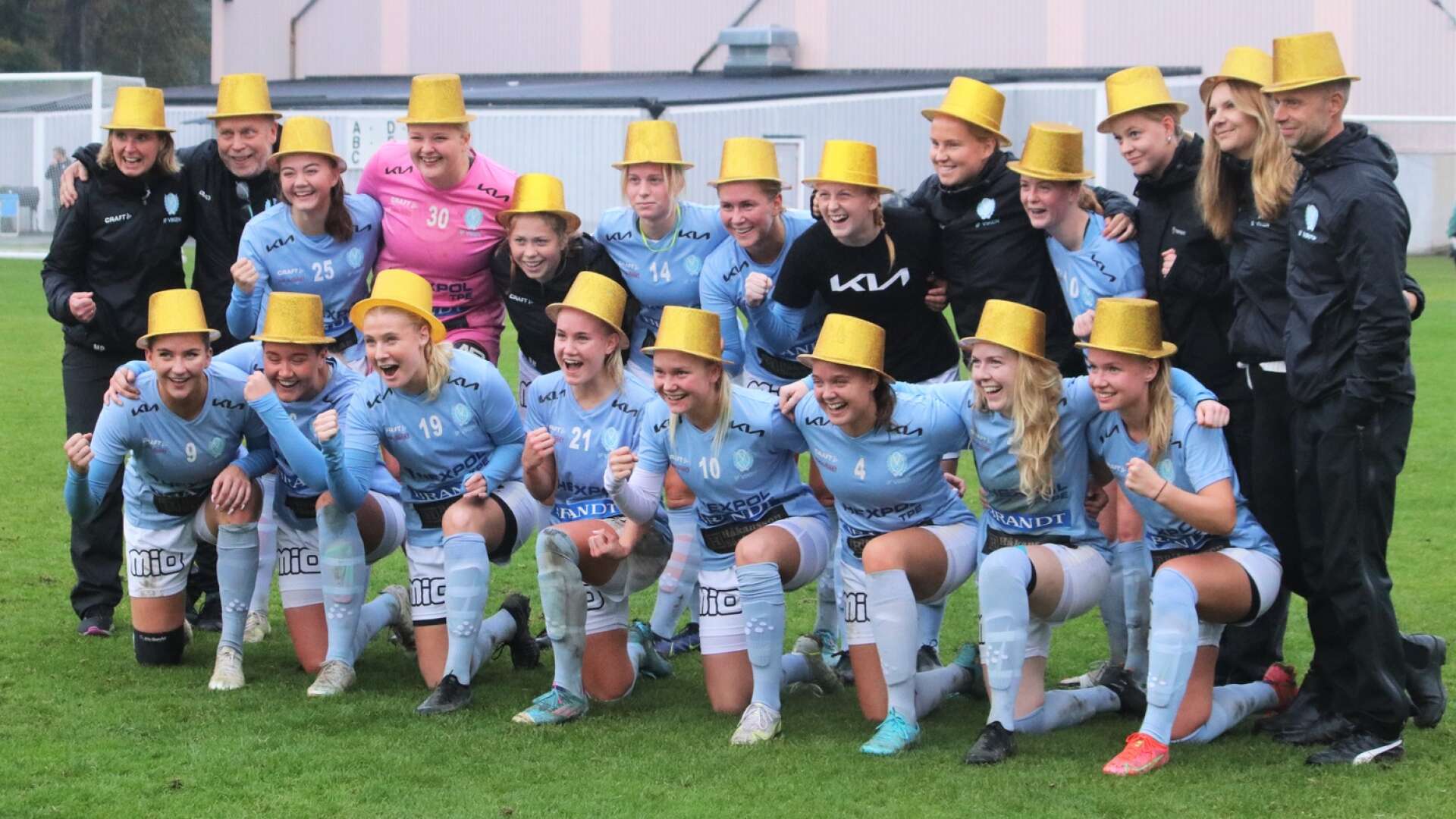 Viken firade under hösten i guldhattar efter att ha säkrat seriesegern i division 2 norra Götaland, men åkte sedan ut mot hårdsatsande IFK Göteborg i division 1-kvalet. Laget har behållit samliga spelare utom Linnéa Svanström till nästa säsong.