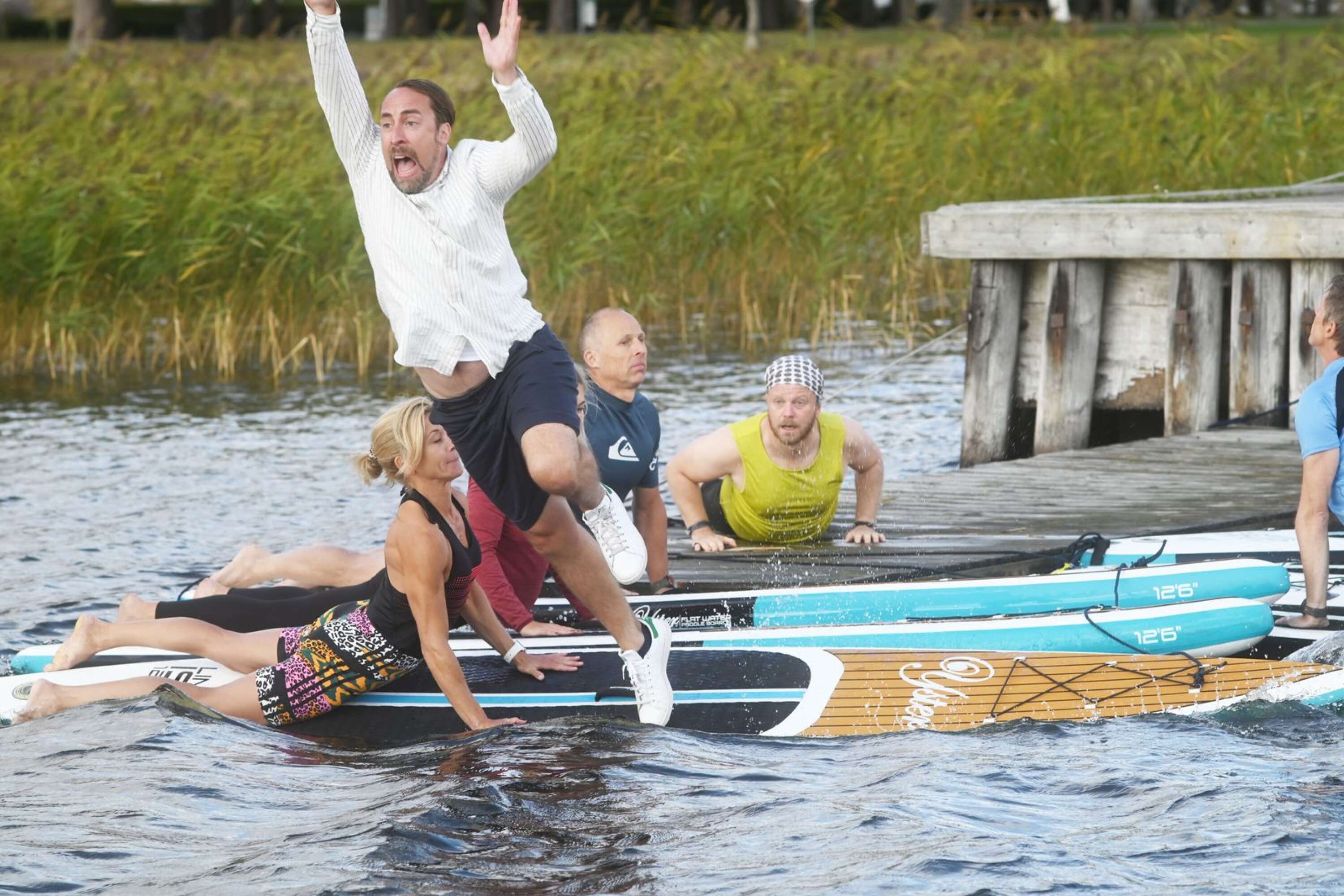 Skådespelaren Per Andersson ramlar i vattnet – om det är med flit eller inte får man se i den fjärde Göta kanal-filmen.