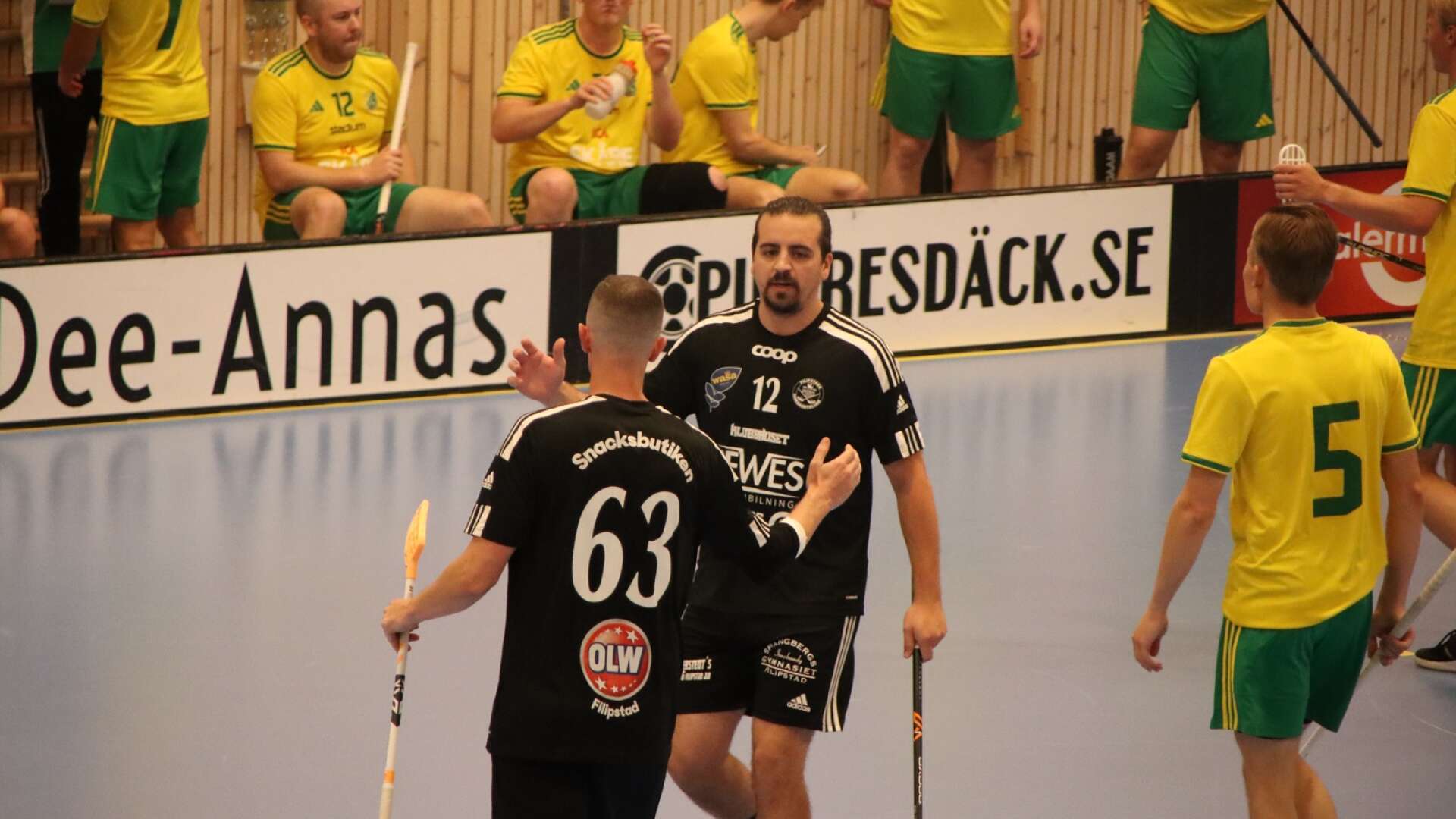 Gustaf Ryhed gjorde första målet för Filipstad. Här gratuleras han av Daniel Bjord.