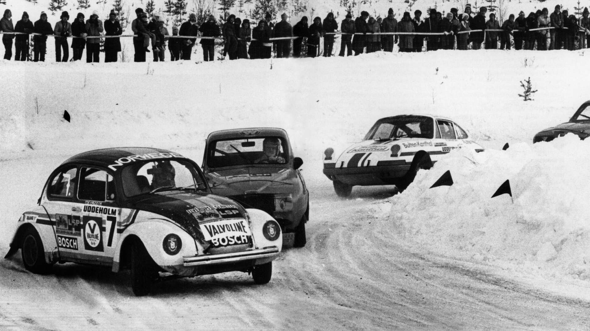 Den allra första tävlingen på Höljesbanan kördes 1976. Per Engseth tog starten med sin Folkvagn i a-finalen, men Per Eklund i Saaben körde snart om och vann. Trea och fyra på bilden är Anders Stenström och Leif Andersson.