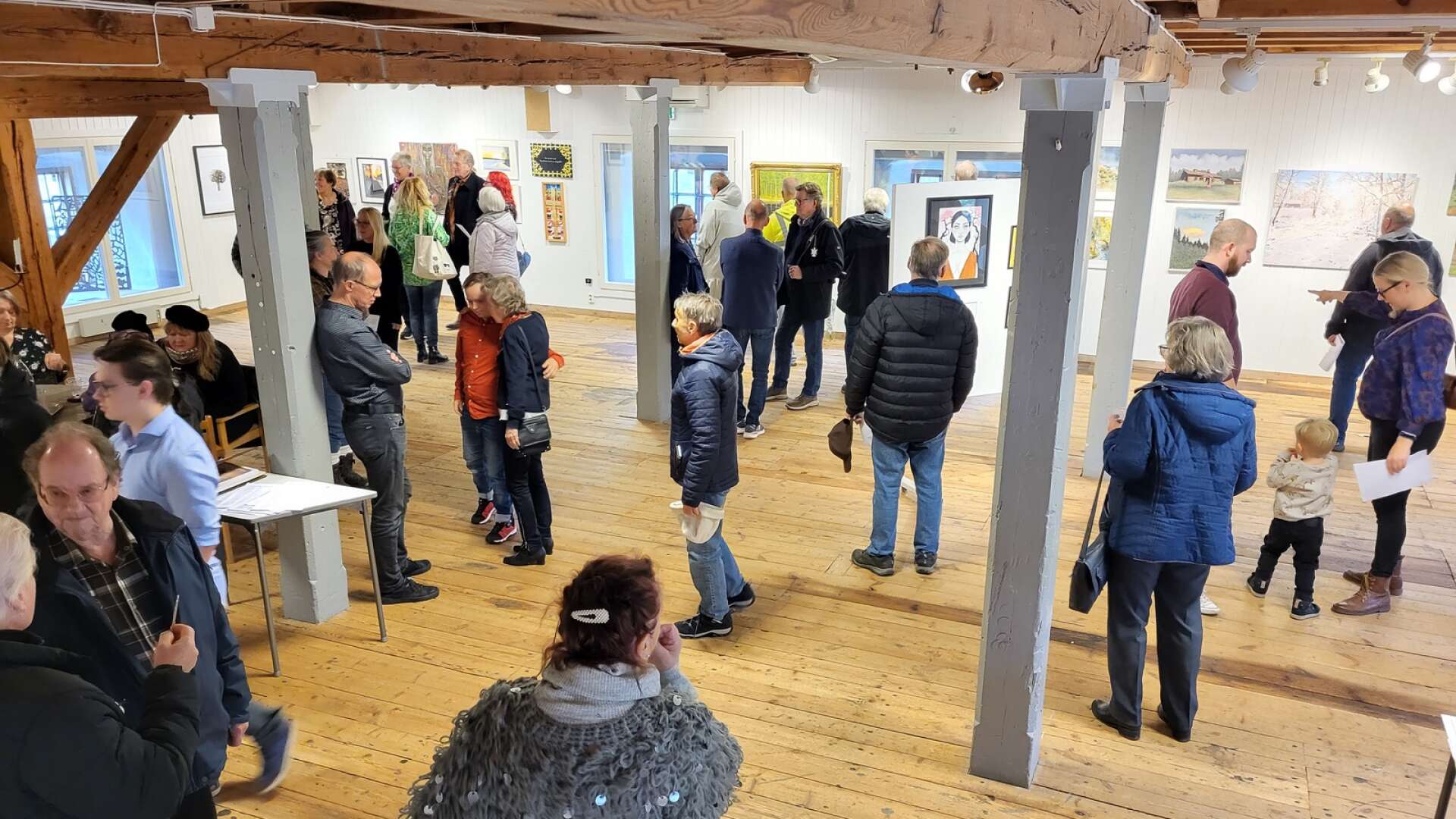 I lördags var det dags för den andra upplagan av konstutställningen Salong Höstglöd på Kvarnen. Totalt kom de 134 besökare och tittade på utställningen, något som nästan kan liknas vid publikrekord. 