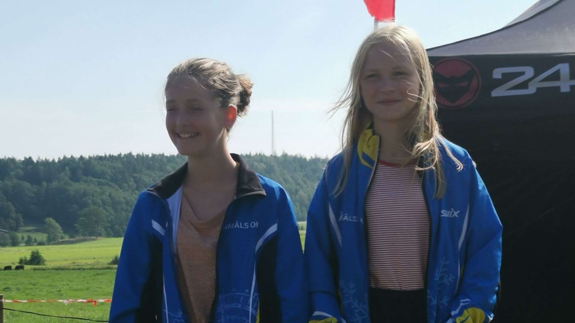 På prispallen Emilie Hellström på andraplats, Alva Olsson på förstaplats.