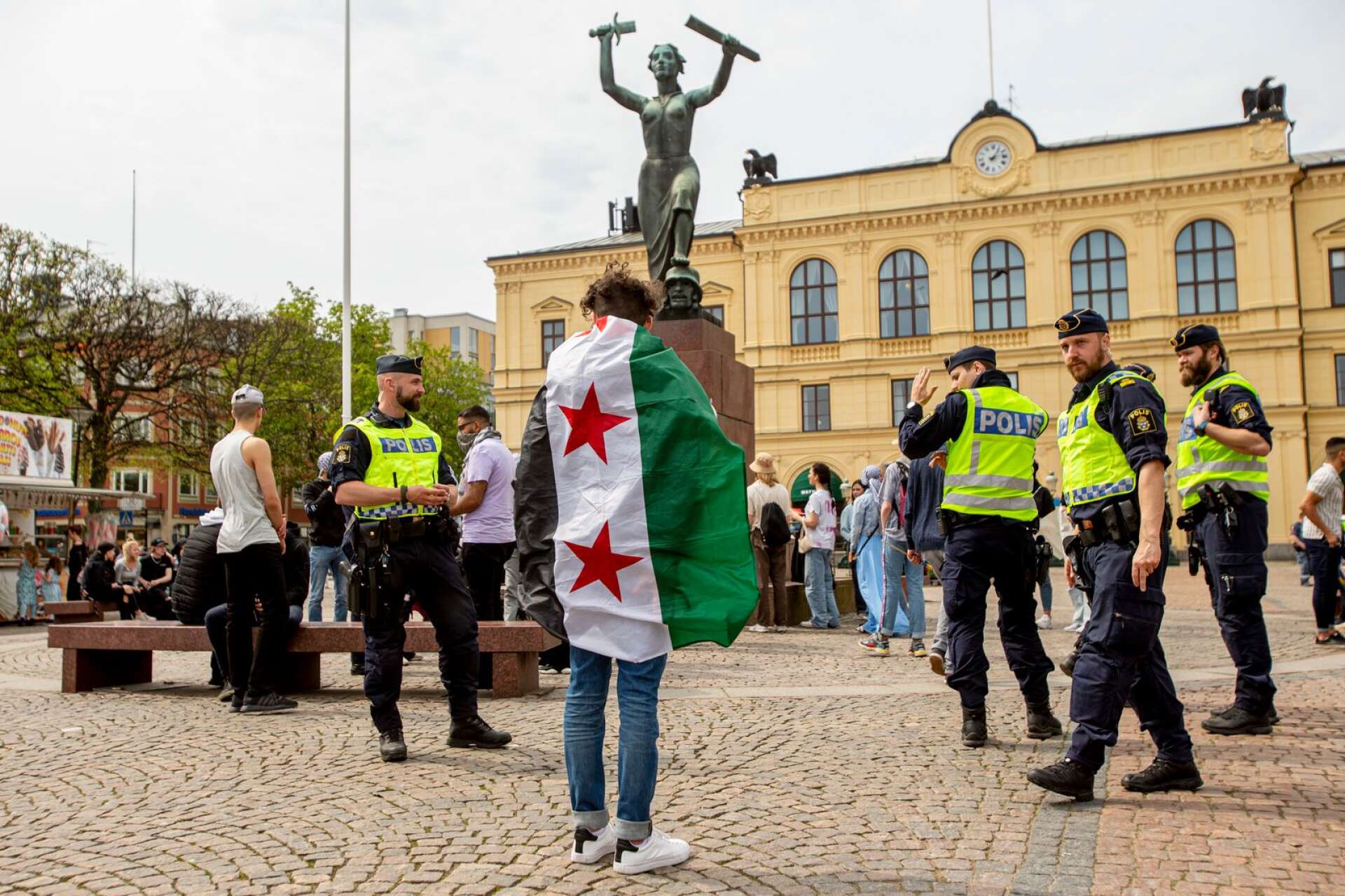 Polisen har upplöst en stor demonstration på Stora torget i Karlstad.