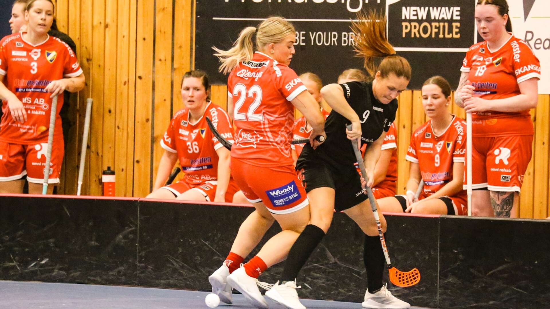 Dottevik åkte på tredje raka förlusten hemma mot Grums. Här syns Tuva Håkansson i närkamp med Grums Amelie Sundelin.