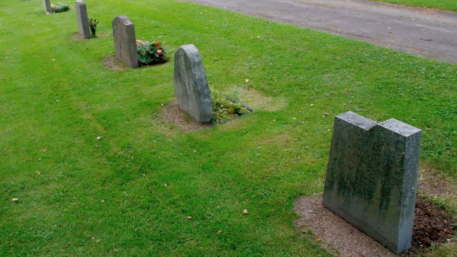 Många stenar har rätats upp vid Östra kyrkogården.