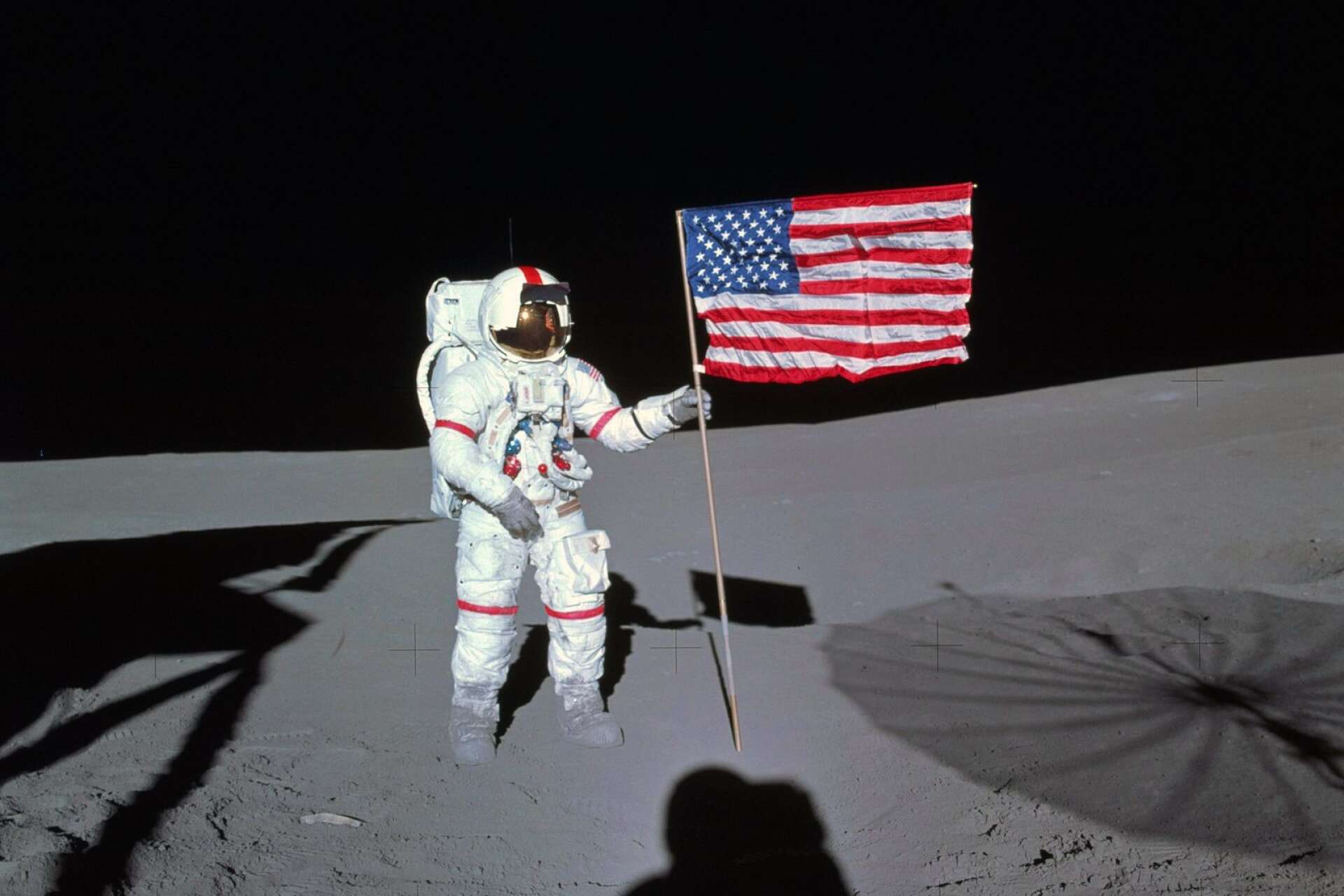 Al Shepard poserar vid flaggan.
