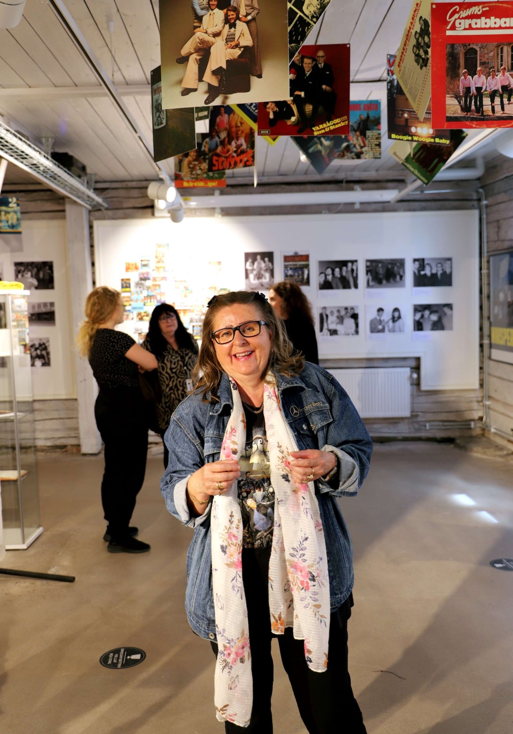 Diana Nilsson tog initiativ till utställningen och bidrar också med många av föremålen. Hon har många kontakter i dansbandsbranschen och dans och musik är hennes stora passion.