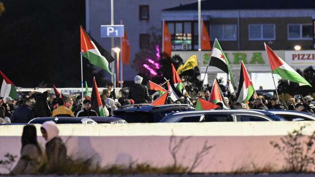Bilkaravan i sympati för den palestinska saken i Malmö dagen efter terroranfallet mot Israel.