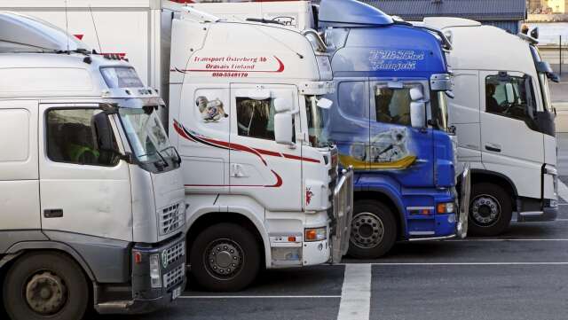 Den stora mängden lastbilar skapar en trafiksituation som är fullständigt ohållbar, anser insändarskribenten. (Bilden är tagen i ett annat sammanhang)