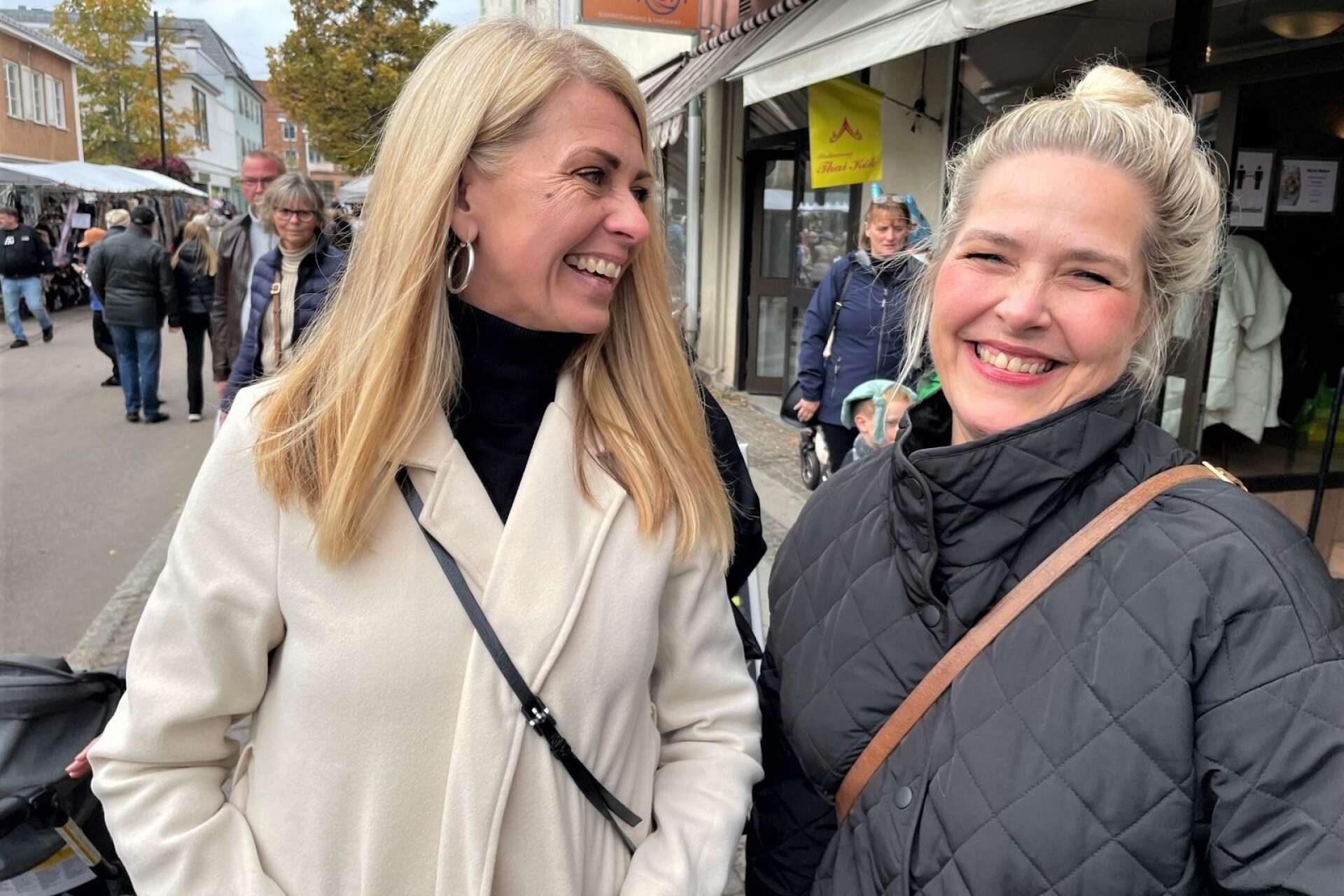 Två barndomsvänner som möttes i vimlet på stan. Ulrika Andersson (t.v) och Camilla Väisänen.