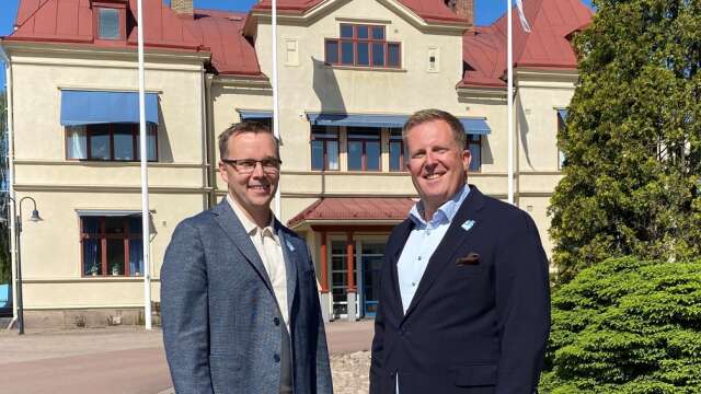 Det går bra för stålföretaget Uddeholm. Därför vill företaget visa uppskattning till sina anställda. Från vänster Pär Axelsson, ekonomichef och Pär Emanuelsson, vd.