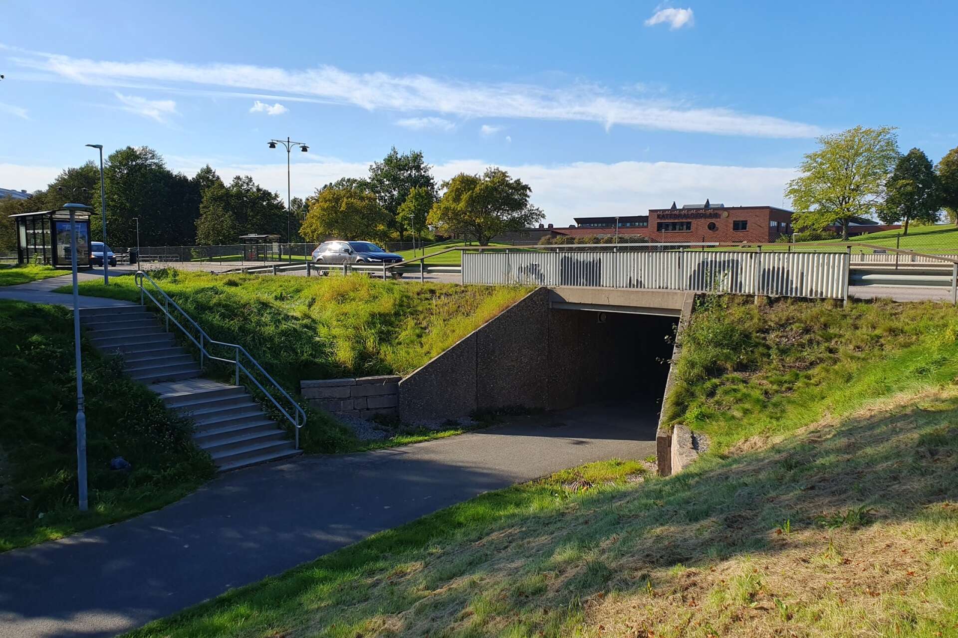 Skaraborgsgatan i Skara kommer att delvis stängas av och trafiken ledas om när gångtunnel, järnvägsbro och korsning ska fixas till.
