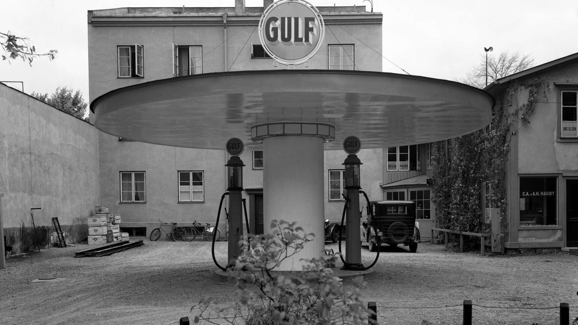 Gulf bensinstation på Järnvägsgatan 3 i kvarteret Jägaren. Bilden tagen 1938, några år efter att den uppfördes.