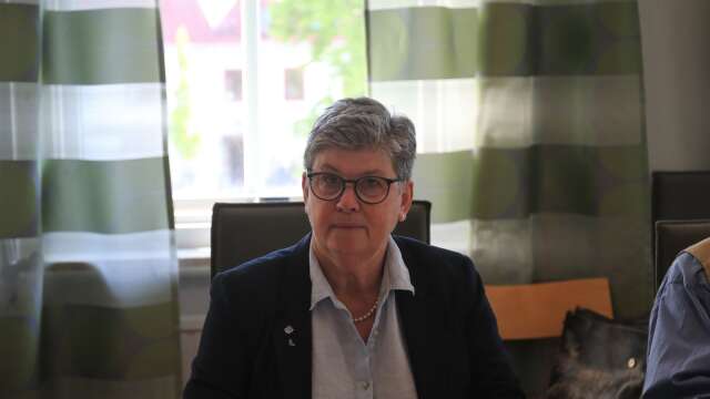 Sunnepolitikern Marianne Åhman (L) vill ha svar om svarstiderna till 1177 av hälso -och sjukvårdsnämndens ordförande Daniel Schützer (S).