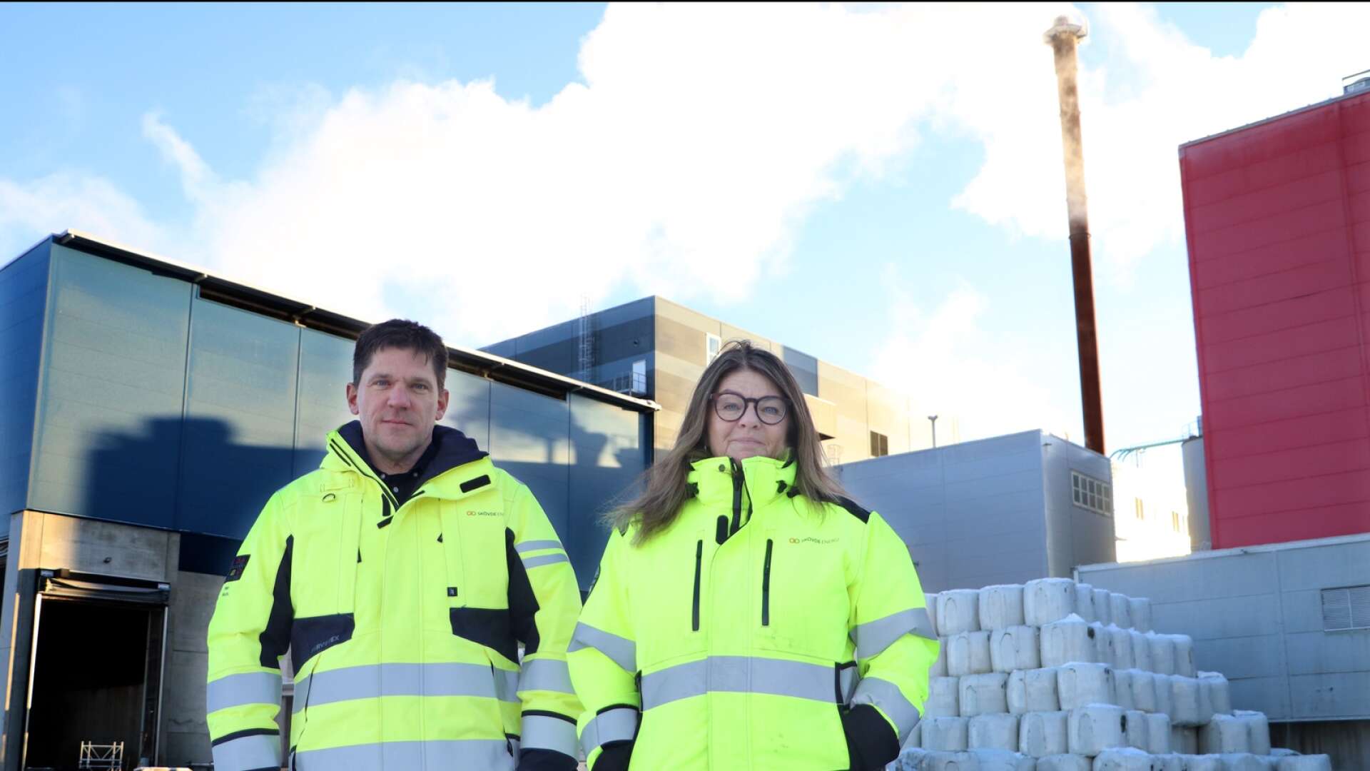 Hos Skövde Energi är det full fart i produktionen när det är vinter och kallt ute. Camilla Hansen, områdeschef kraft och värme och Mattias Karlsson, affärsområdeschef elnät, konstaterar att temperaturen påverkar dem en hel del.