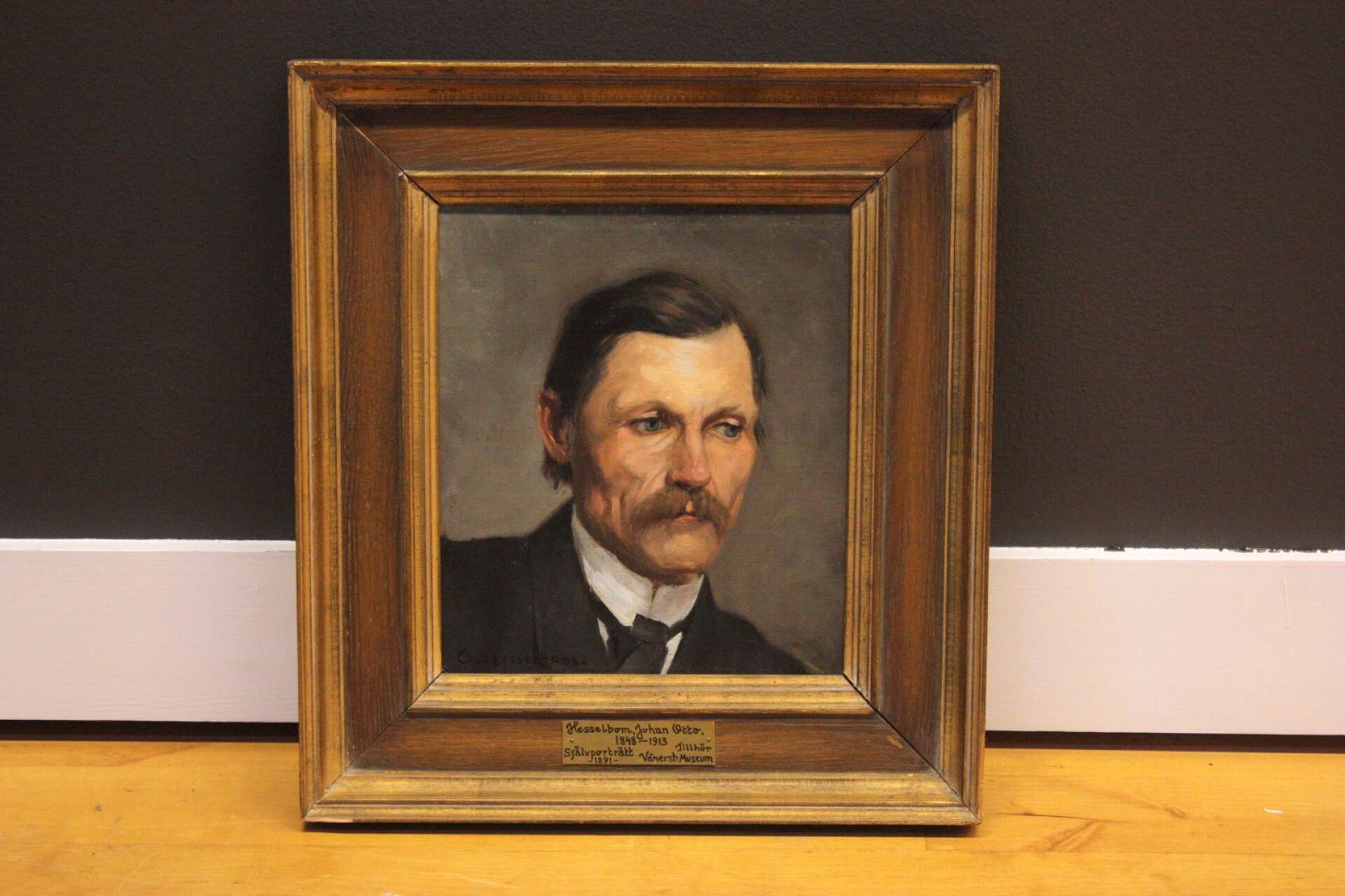 Dalslandskonstnären Otto Hesselbom (1848–1913) målade flera versioner av ”Vårt land”, som en gång utsågs till Sveriges nationalmålning. Detta är ett av endast två kända självporträtt av Hesselbom.