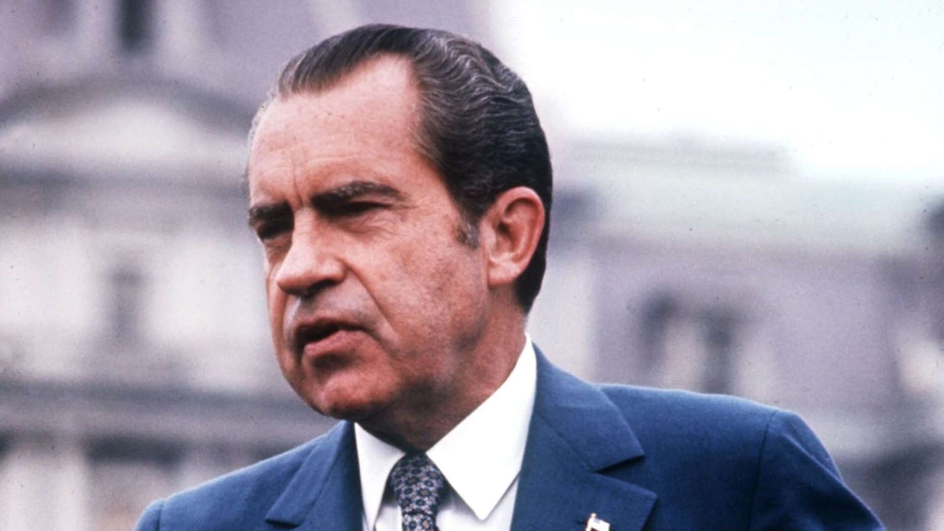 [Nixon] lät sig aldrig dras med i ideologiska trender och vägrade att förlita sig på abstrakta förklaringar för varför inget ont kan hända igen, skriver Alex Vårstrand.