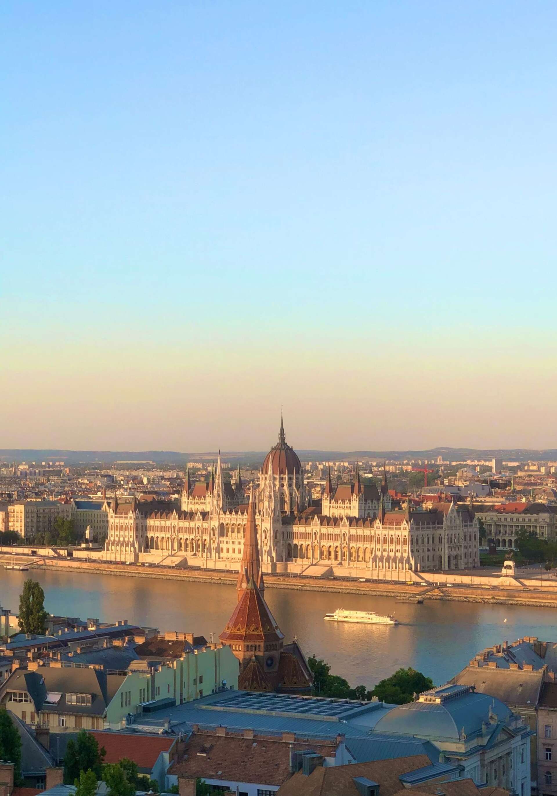 Ta en dagstur till Budaslottet i Budapest, Ungern, och avsluta dagen vid Fiskarbastionen för en gotisk utsikt över landets parlamentsbyggnad vid solnedgång. 