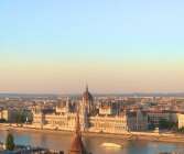 Ta en dagstur till Budaslottet i Budapest, Ungern, och avsluta dagen vid Fiskarbastionen för en gotisk utsikt över landets parlamentsbyggnad vid solnedgång. 
