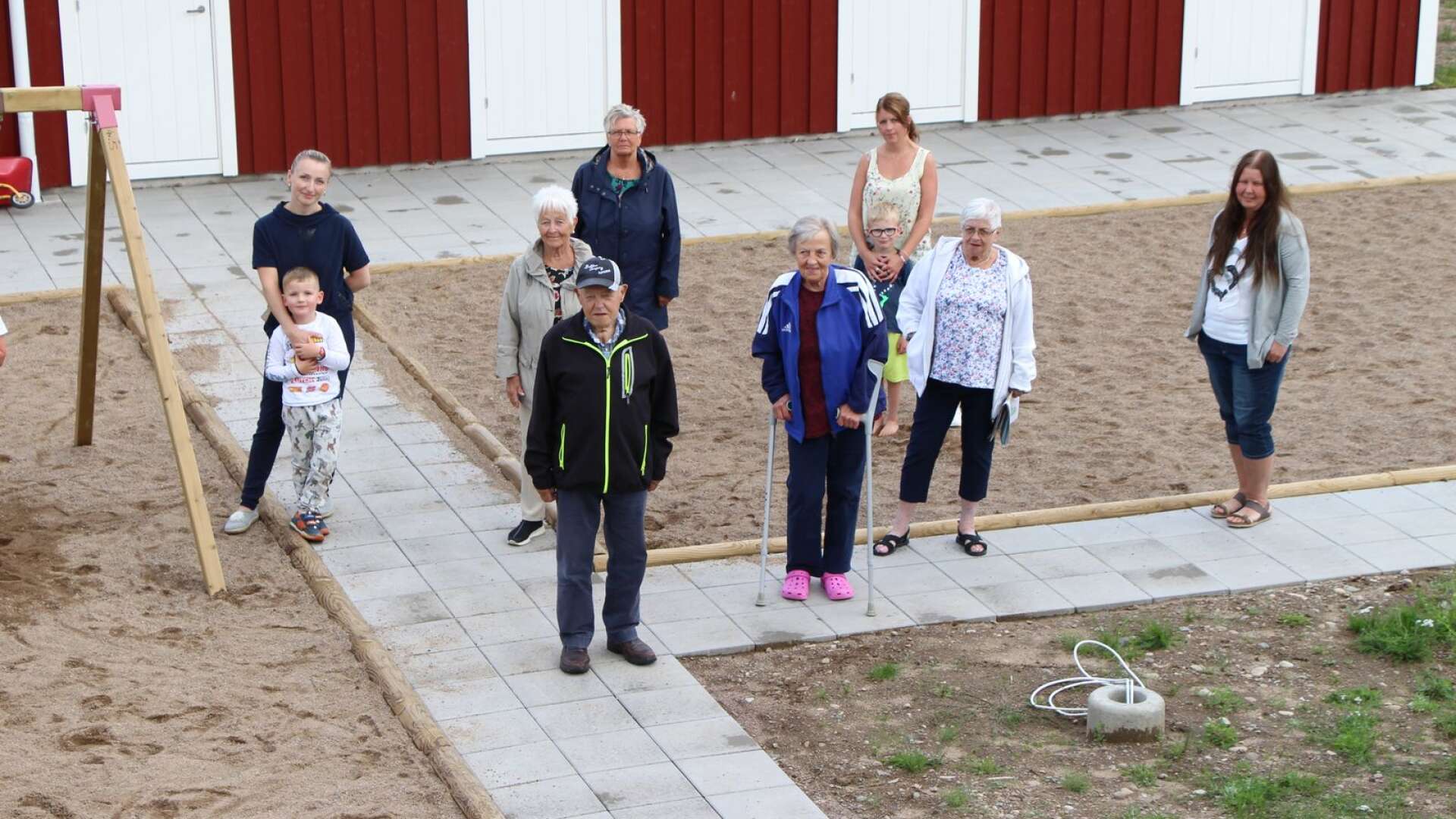 I över ett år har barnen på Slättnevägen i Sysslebäck varit utan lekplats och hyresgästerna är missnöjda över hur deras deras utemiljö ser ut.