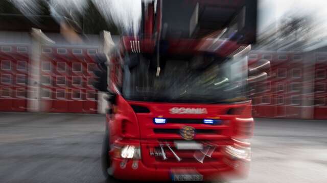 Räddningstjänsten larmades ut till en brand i ett lastbilssläpp på E45. Genrebild.