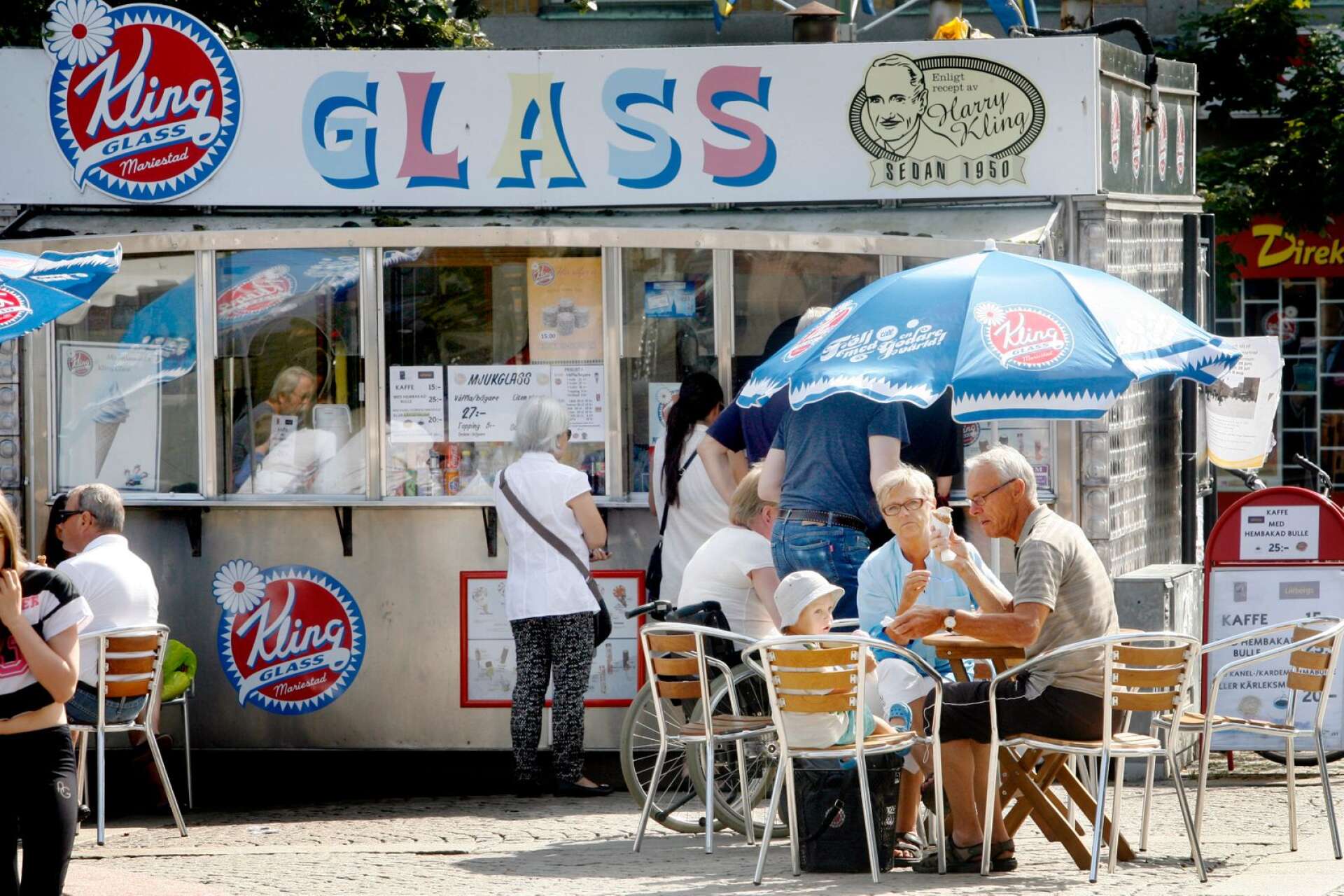 Glasskiosken har haft lite olika skepnader under årens lopp, med skyltar som bytts ut. Klings glass är dock den enda glassen som serverats sedan 1971 när den byggdes.